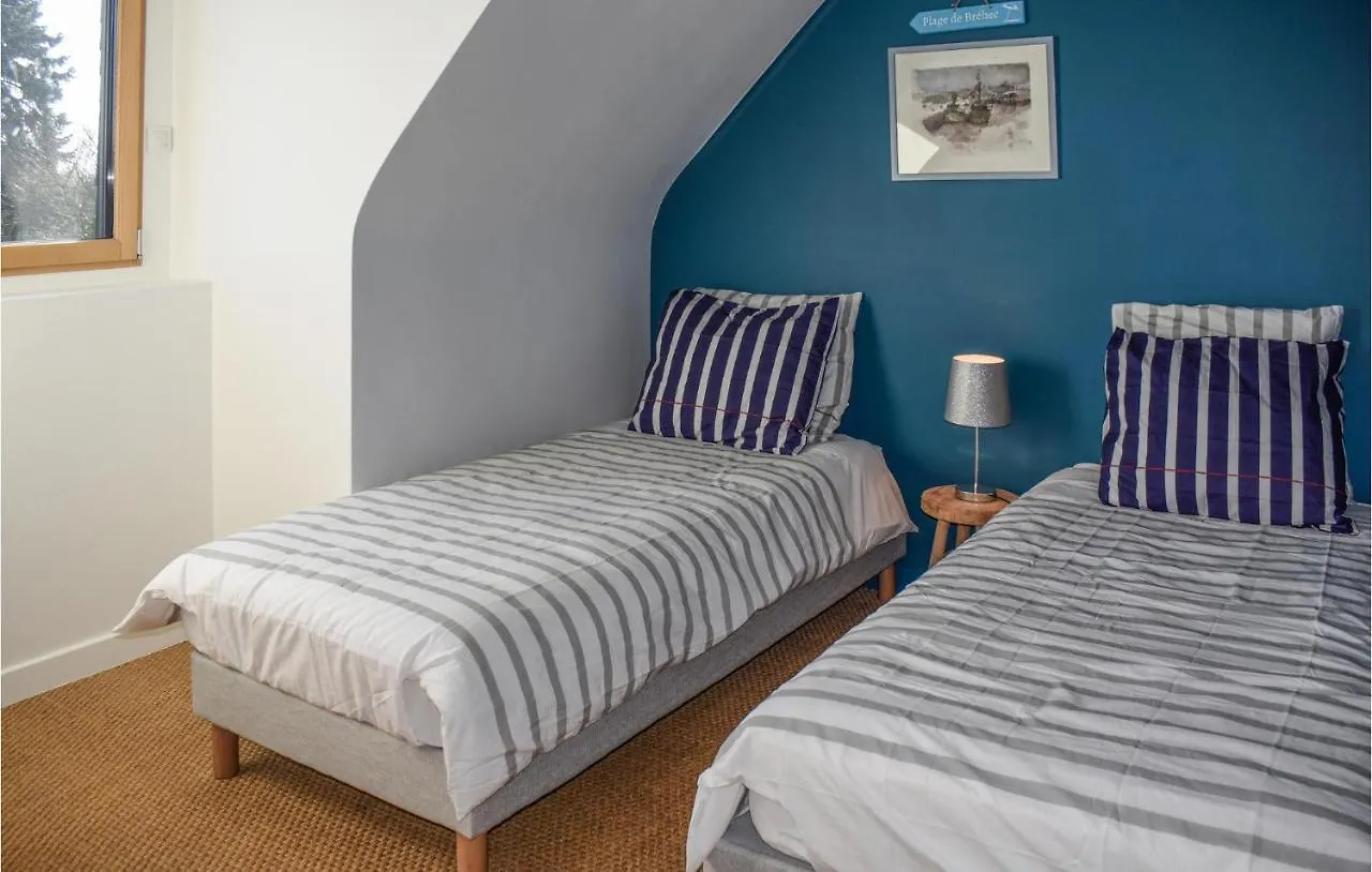 3 Bedroom Stunning Home In Plouezec Holiday home
